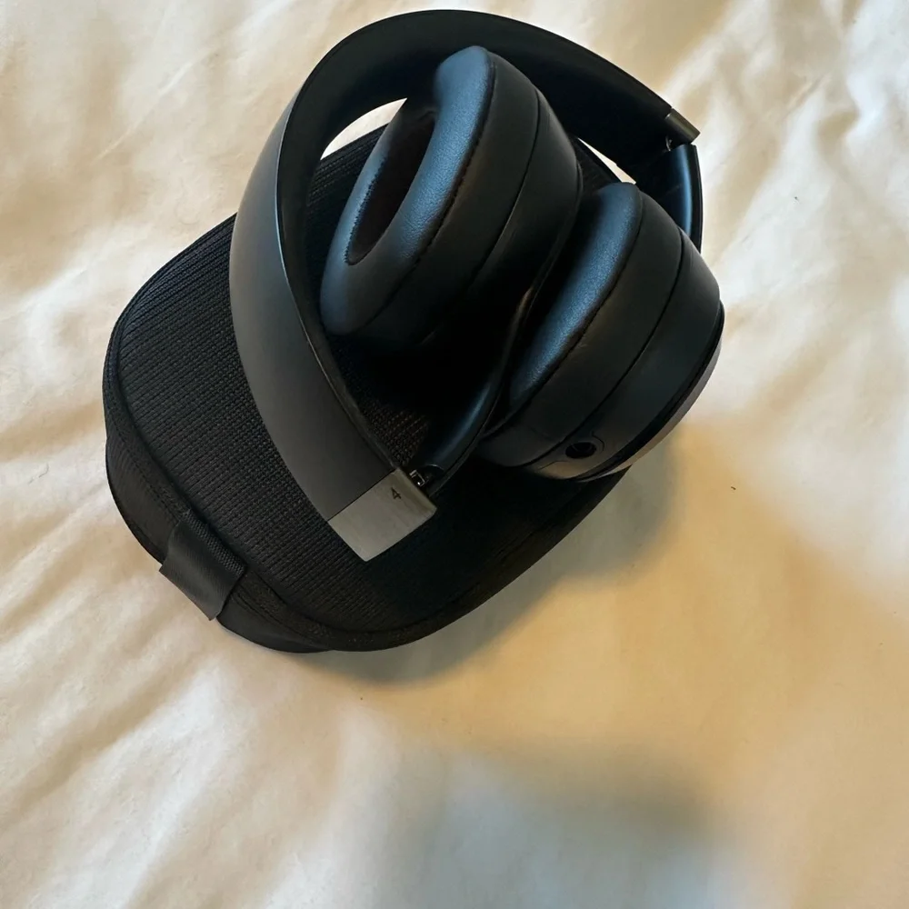 Beats Solo 4 Black Wireless Headphones - Picture 3 of 3